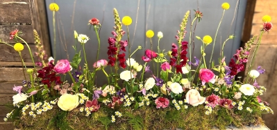 Linear funeral arrangement
