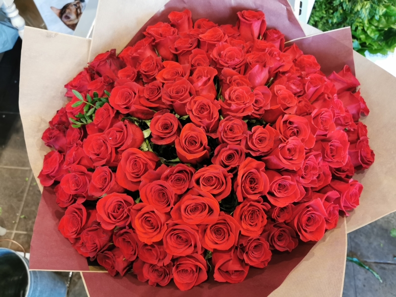 100 Roses Handtied