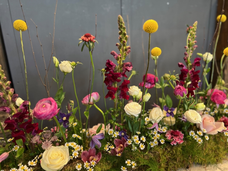 Linear funeral arrangement