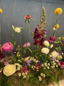 Linear funeral arrangement